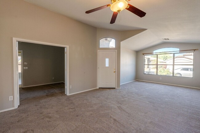 Building Photo - Great Location and Floor Plan - 3 Bed in K...