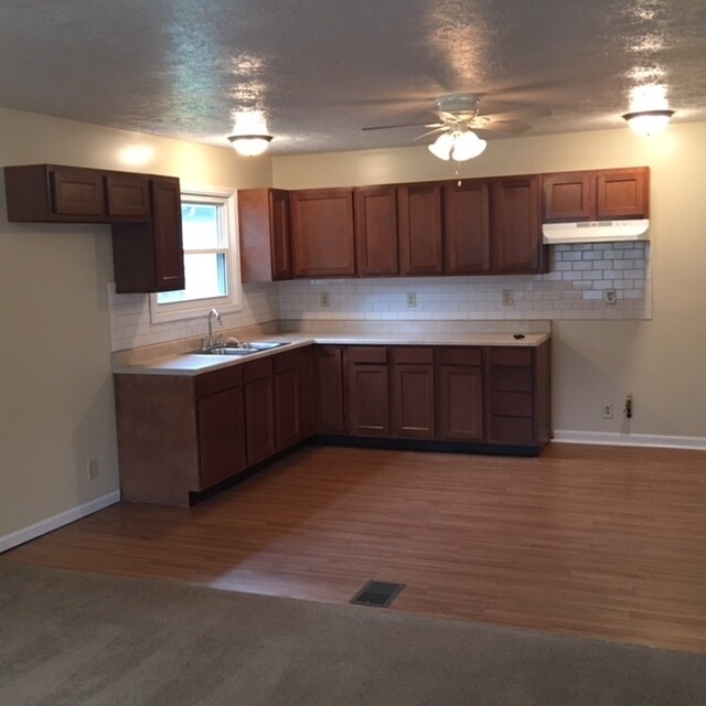 Building Photo - AUSTINTOWN 2 BED RANCH/HANDICAP ACCESSABLE