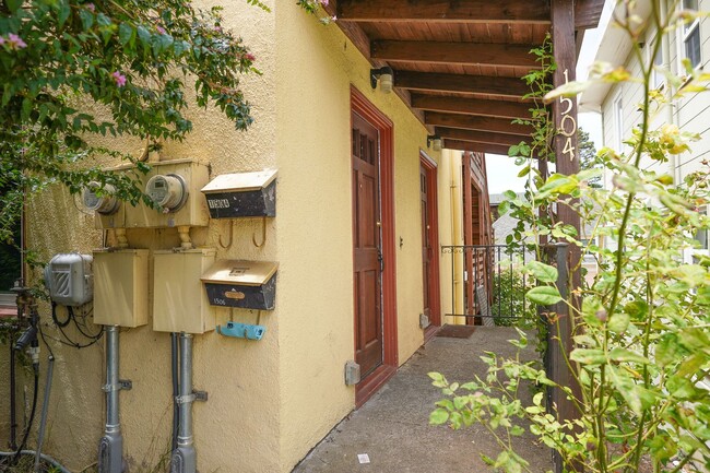 Building Photo - Charming 2 Bedroom Berkeley Unit Available!