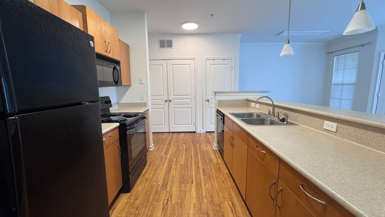 Foto principal - Gated Community Condo Now Available! LOW C...