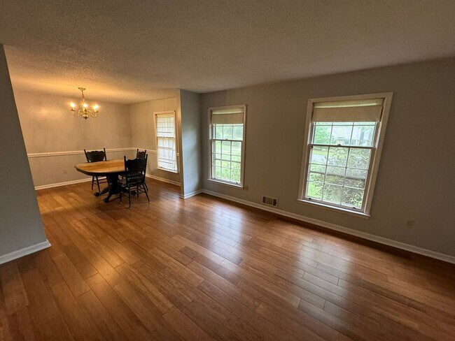 Foto del edificio - Cedar Creek Charmer with Large Basement!