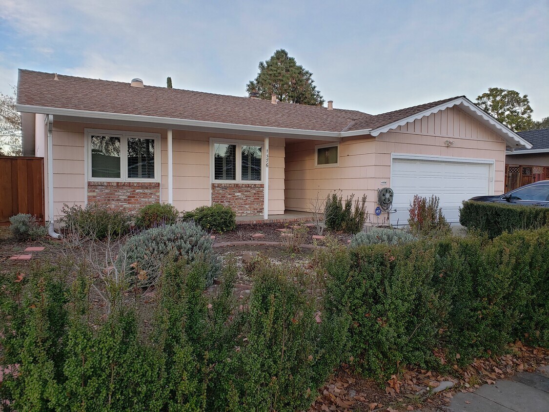 Primary Photo - 1376 Bobolink Cir