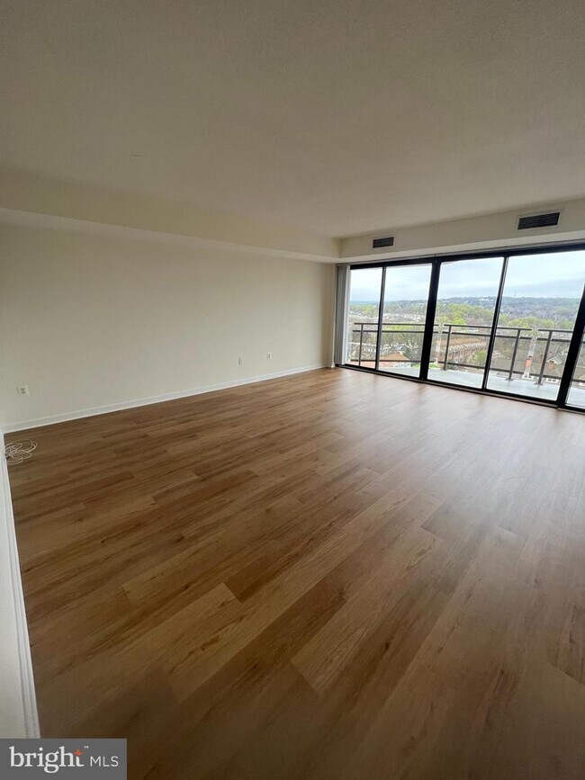 Foto del edificio - 1530 Key Blvd