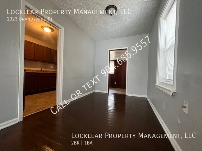 Building Photo - Charming 2 Bedroom Home