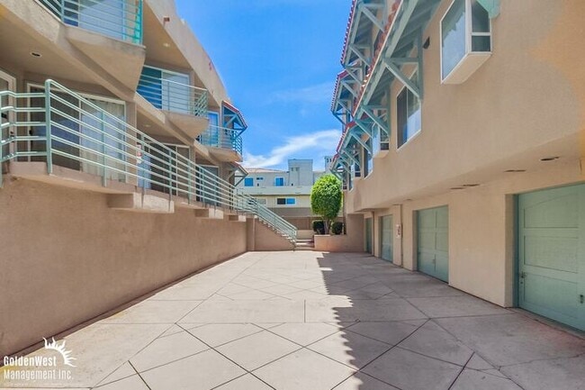 Building Photo - Modern 2Bdm 2.5Ba Town-home with Rooftop D...
