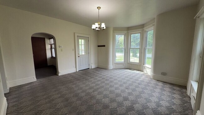 Foto del edificio - Exciting 3 Bed 1 Bath near UWEC! Available 1st June!