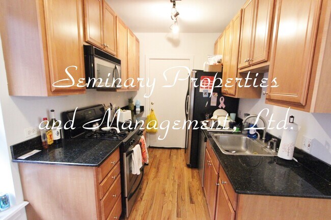 Interior Photo - 921-27 W Sunnyside