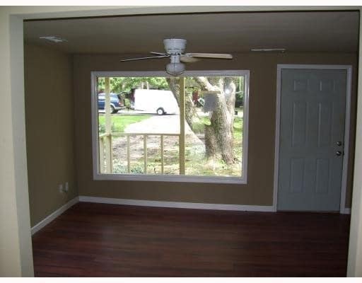 Foto del edificio - 581 S Ray Ave