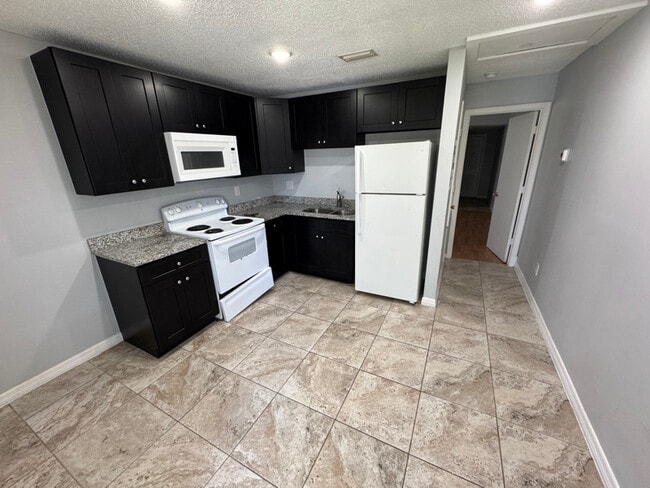 Building Photo - 809 Bentley St