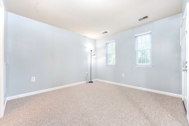 Foto del edificio - Beautiful 2BR/2FB Ground Corner Unit, Brig...