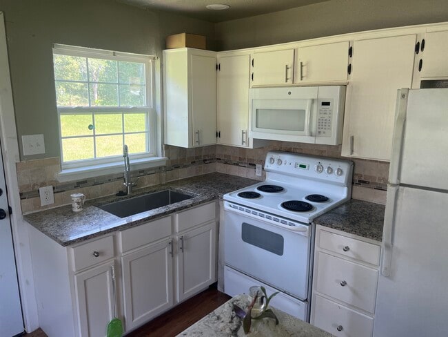Building Photo - 216 Creekview Ln