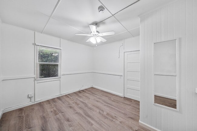 Building Photo - North Park - Detached Bungalow 1 bed / 1 b...