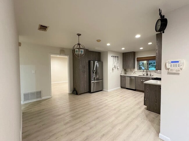 Building Photo - 2838 Pendleton Dr