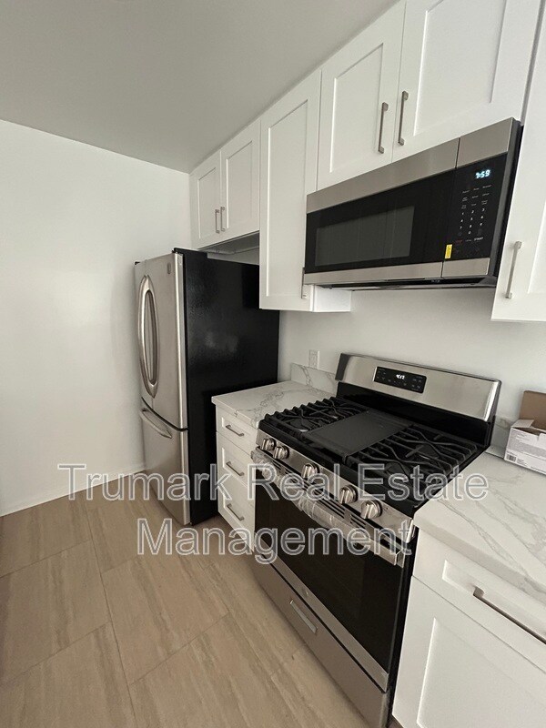 Building Photo - 555 Palm Dr