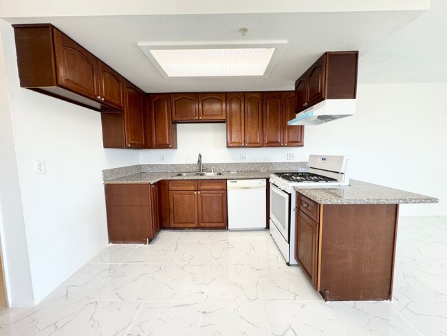 Building Photo - COMING SOON! 2 Bedroom 2 Bath UPSTAIRS Apa...