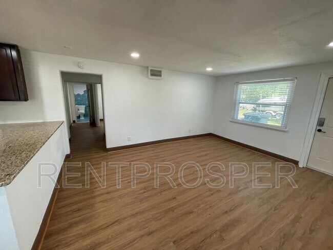 Building Photo - 1132 W Lake Brantley Rd