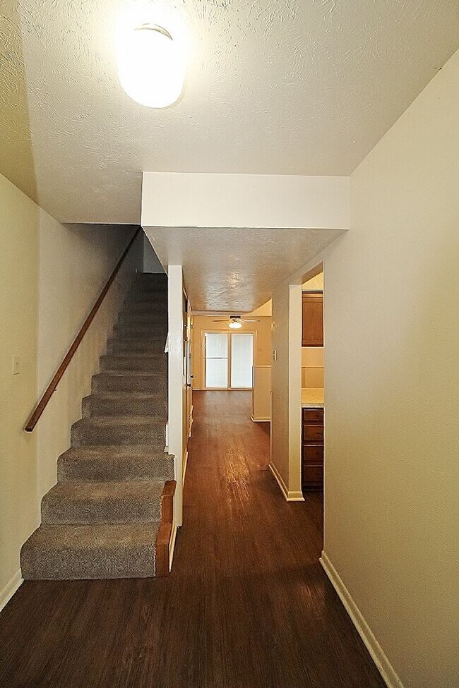 Building Photo - $250.00 OFF 2ND MONTH'S RENT IF LEASE SIGN...