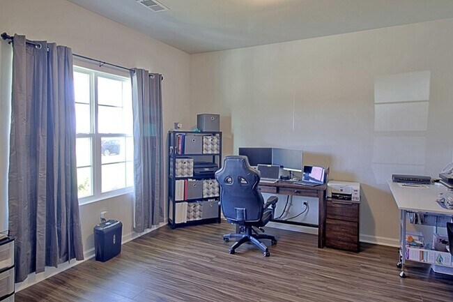 Building Photo - 147 Enclave Wy
