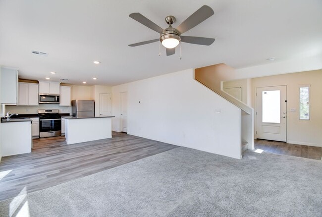 Building Photo - 3 Bedroom with Loft!