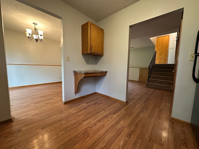 Building Photo - Huge Yard! 2 bd 1 ba 1 car garage plus par...