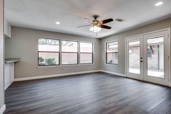 Building Photo - 724 Toni Dr