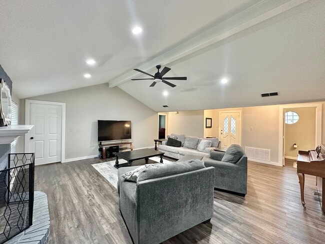 Building Photo - Updated 3-Bedroom 2.5 Bath Retreat in Whit...