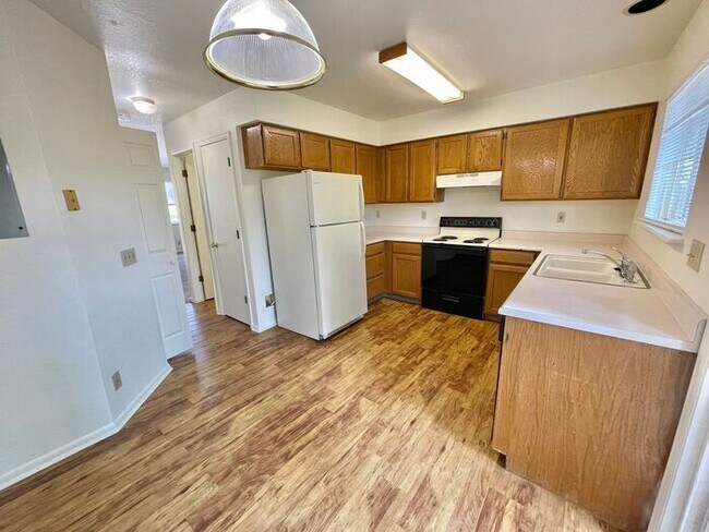 Building Photo - 2 Bed 1.5 Bath Townhouse in North Central ...