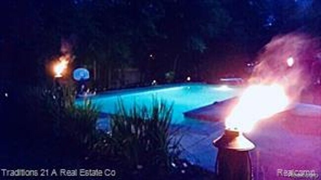 Foto del edificio - Elegant 4-Bedroom Home in Prime Troy Location with Pool Access and Modern Amenities