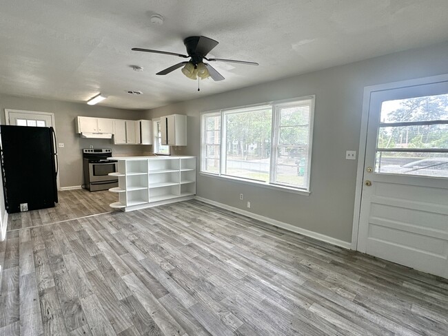 Building Photo - 825 Bethune St