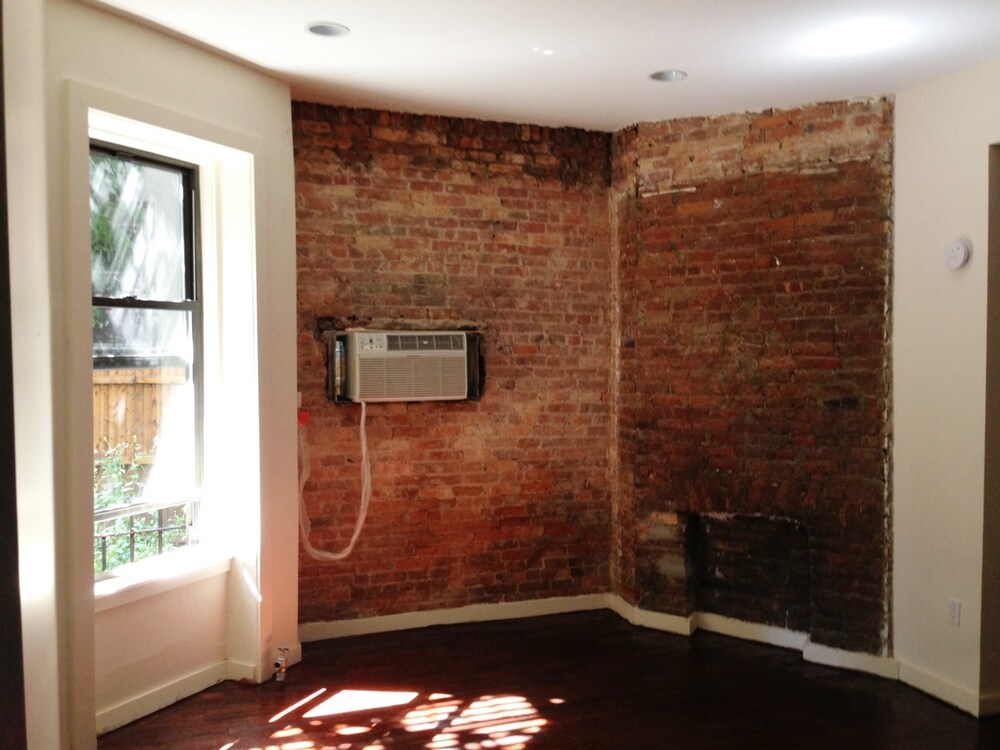 Primary Photo - 486 Clinton Ave