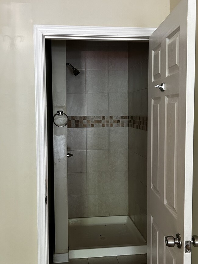 Building Photo - 3 bedrooms 2 bathrooms