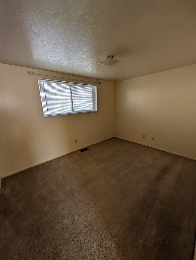 Building Photo - 105 W 700 S