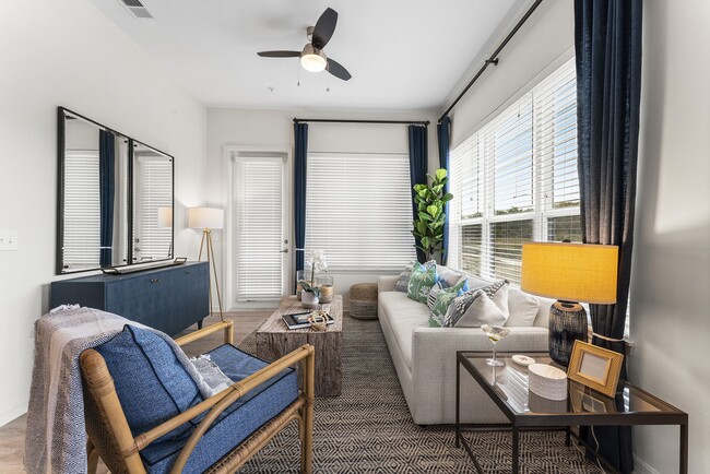 ¡En nuestros amplios salones podrás colocar todos los asientos que necesites! - The Reef Apartments