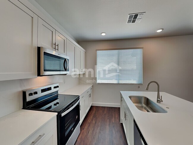 Building Photo - 17157 W Lawrence Ln