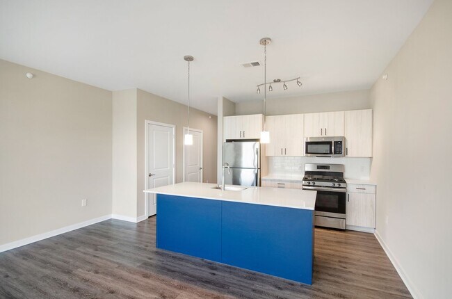 Building Photo - One Bedroom Luxury Apartment (Elevator Building)