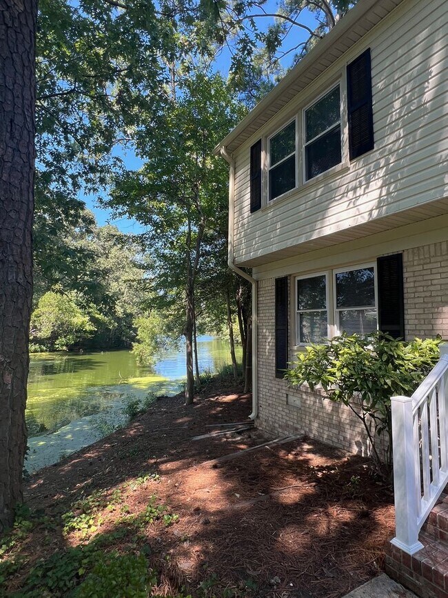 Building Photo - On Great Neck Lake beautiful 4 bed 2.5 bat...