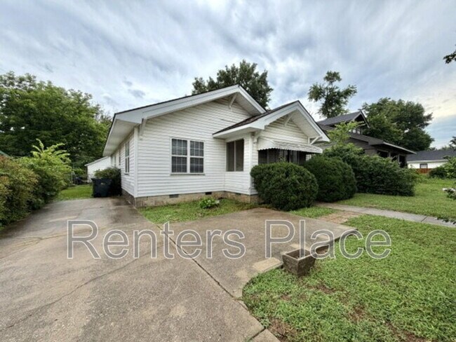 Building Photo - 204 S Birch St