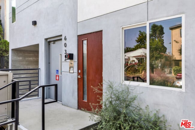Building Photo - 6032 Romaine St