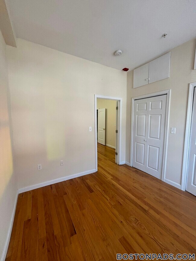 Building Photo - 16 Chelsea St