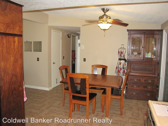 Foto del edificio - 2 br, 1.5 bath House - 6468 Marine Ave
