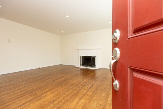 Foto del edificio - Spacious remodeled 2-bedroom duplex, washe...