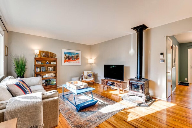 Building Photo - 725 35th St