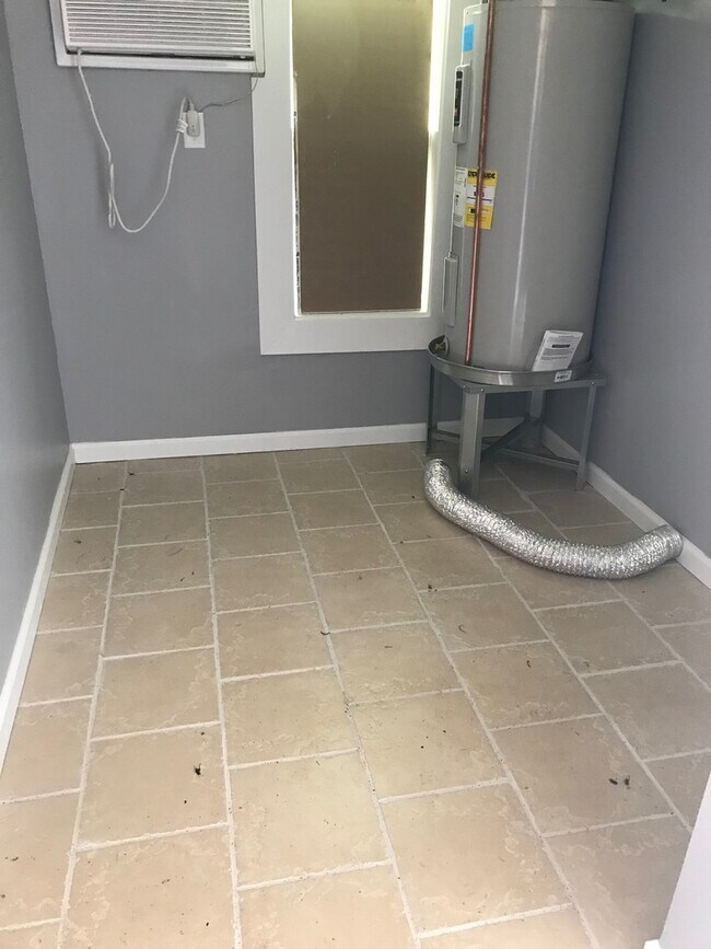 Foto del edificio - 2 Bedroom,  Renovated, Energy Effecient, Home for Rent