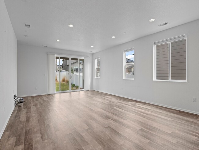 Foto del edificio - Modern Home With Great Amenities Available...