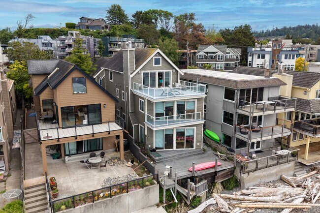 Building Photo - 3221 Alki Ave SW