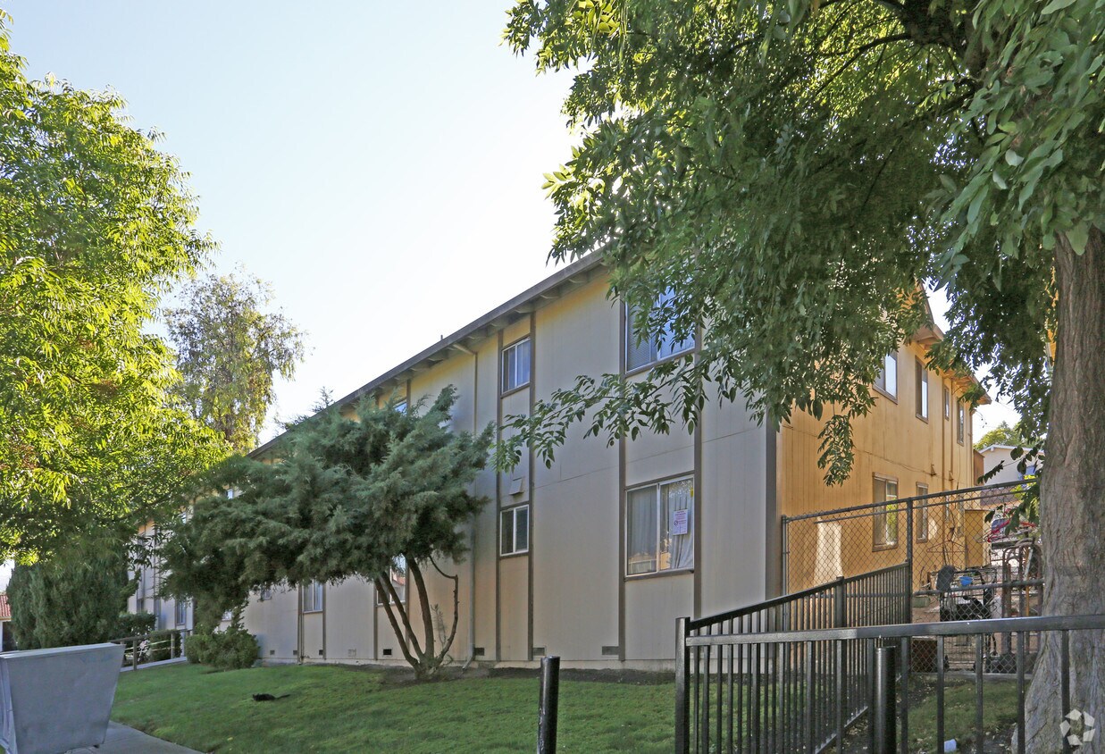 Building Photo - 588 Avalani Ave
