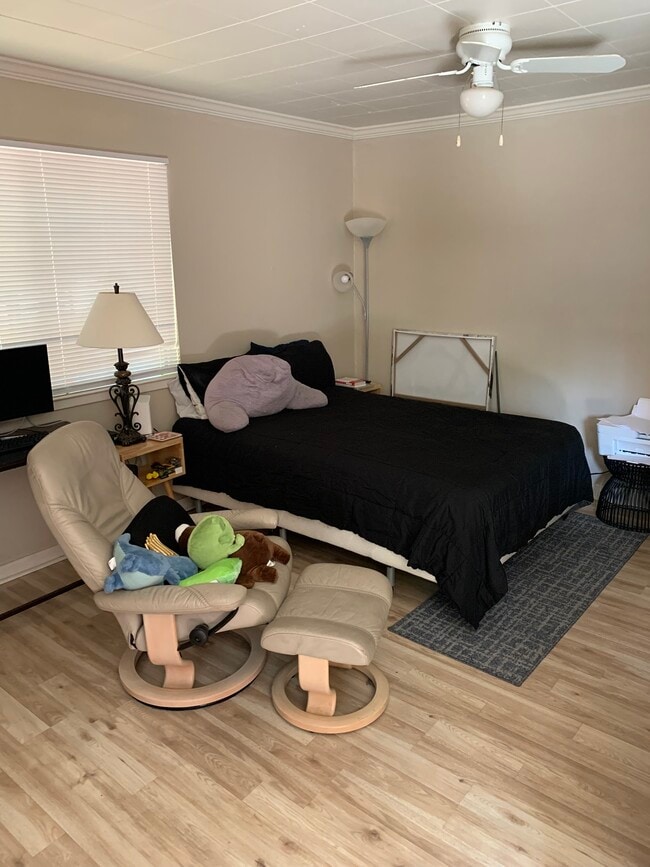 Building Photo - 1050 E 8th St