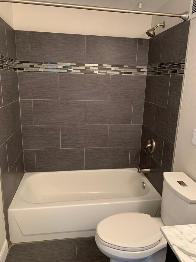 11606 Tomahawk Creek Pky Unit E, Leawood, KS 66211 Condo for Rent in