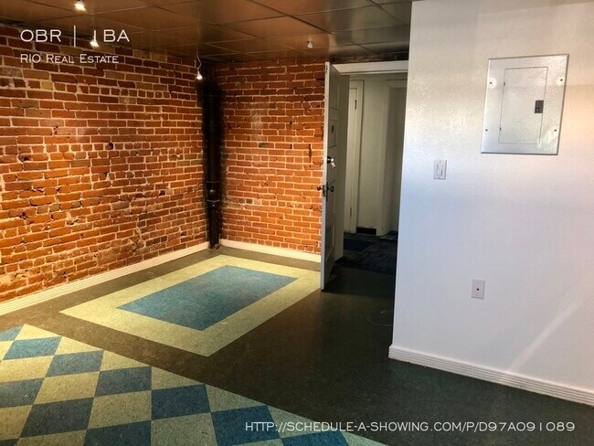 Foto del edificio - Amazing Garden Level Studio Unit in Uptown!!