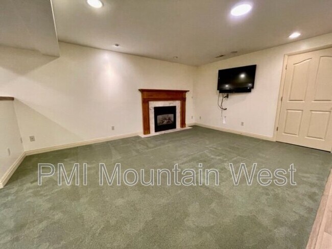 Building Photo - 2621 Cypress Way